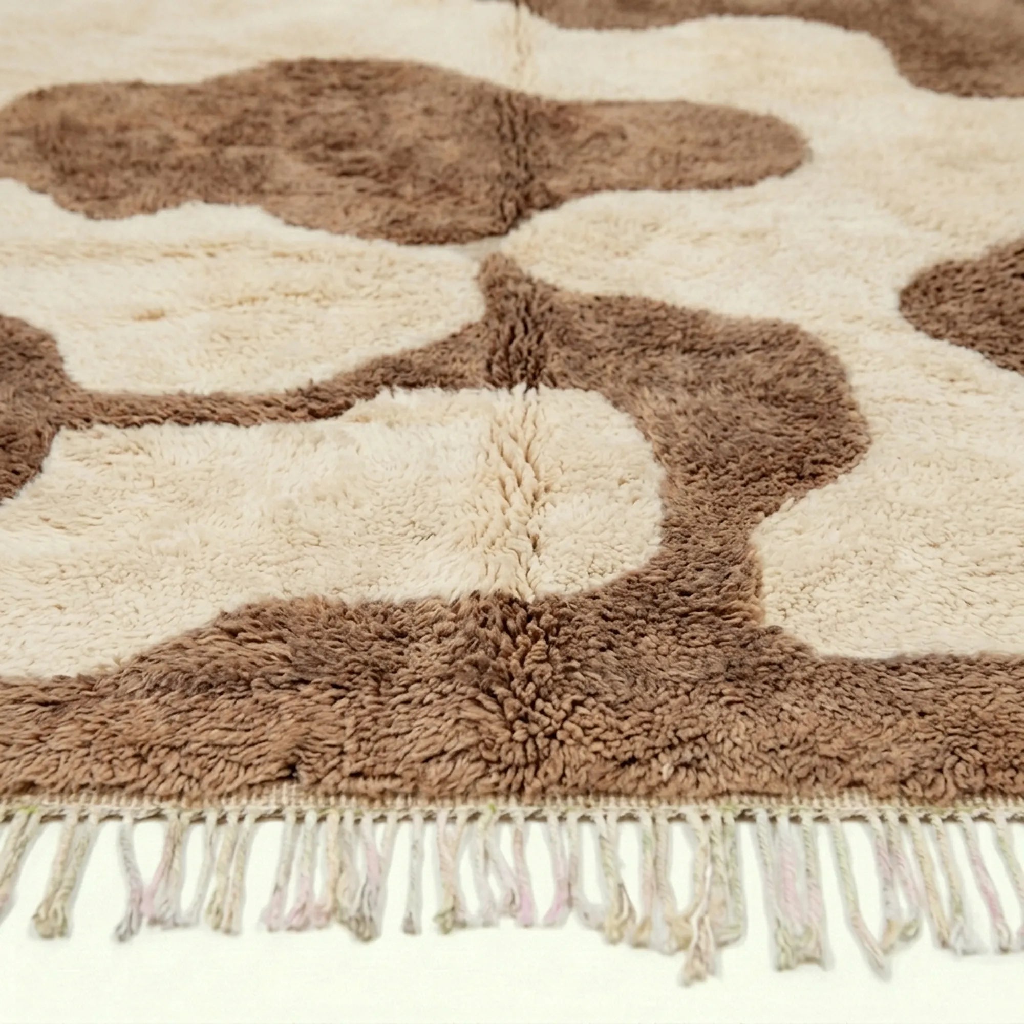 Ivory & Brown Mrirt rug Isfura, organic pebbles craftsmanship detail
