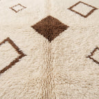 Close-up of thick soft pile showing brown central diamond and vertical weave structure