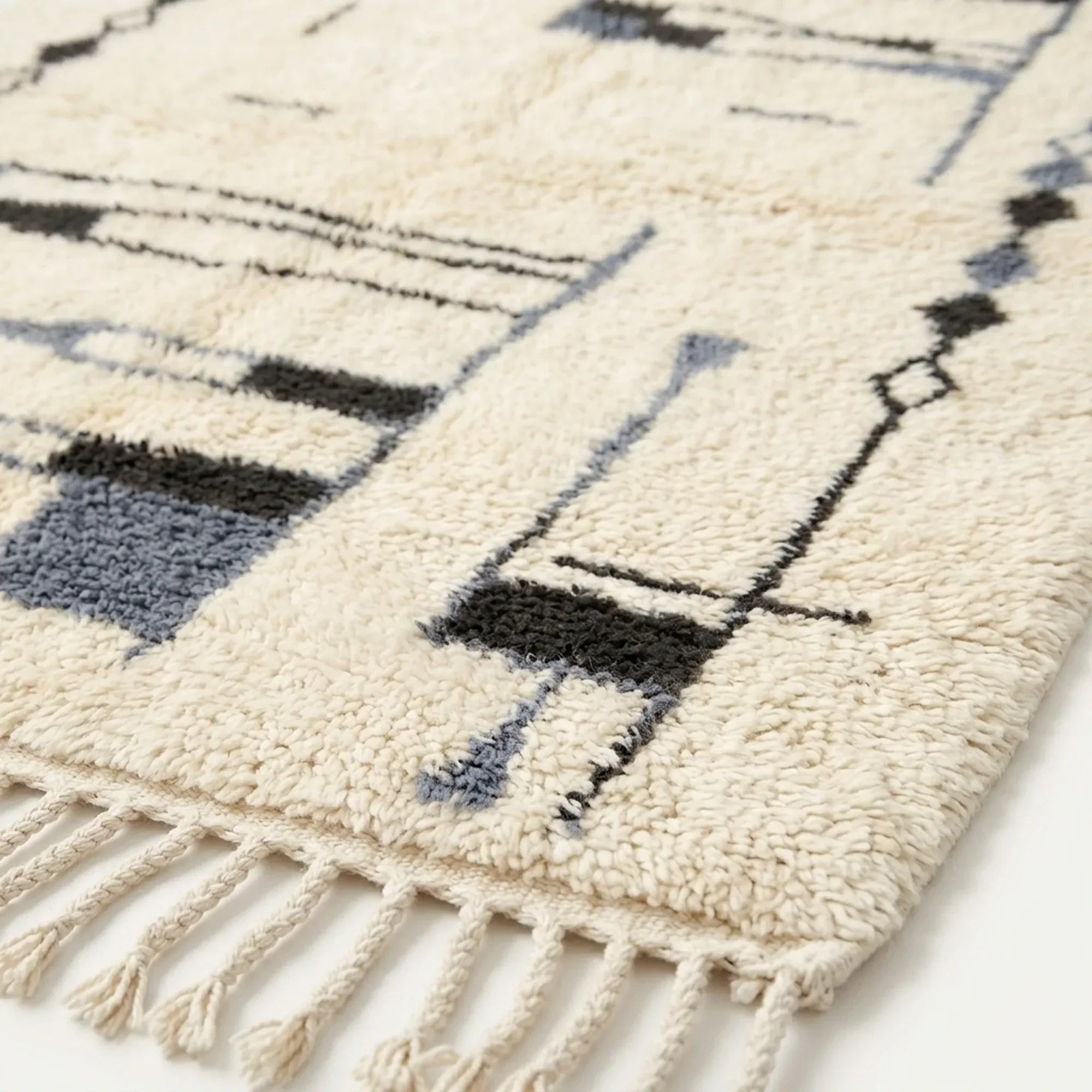 Border detail of the Amun abstract linear rug.