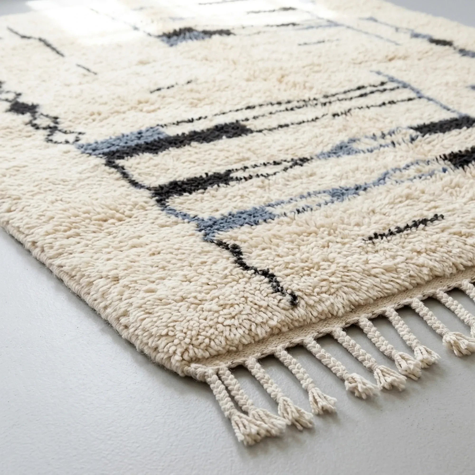 Close-up of the natural Atlas wool texture on the Amun rug.