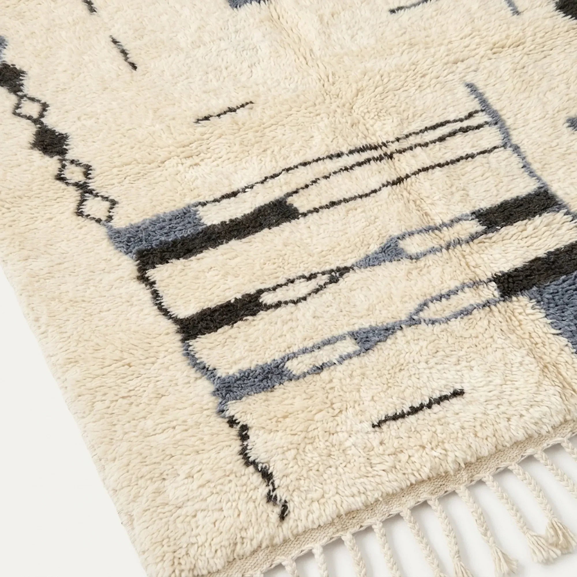 Fringe and edge detail of the Amun hand-knotted rug.