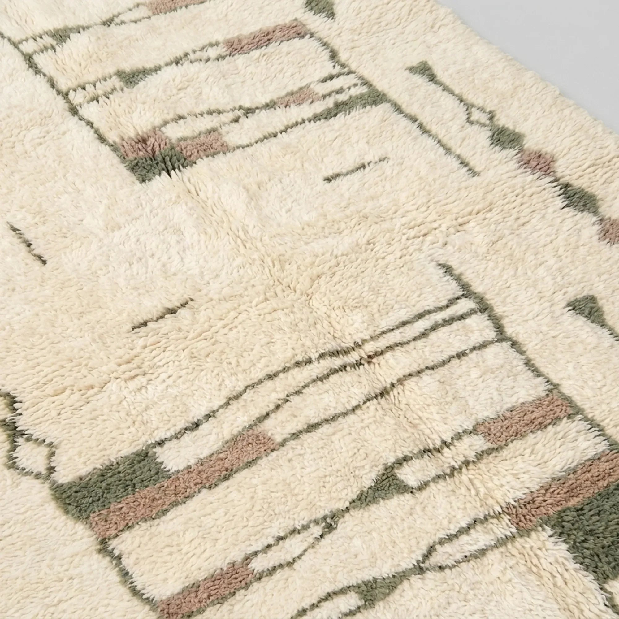 Fringe and edge detail of the Targa hand-knotted rug.