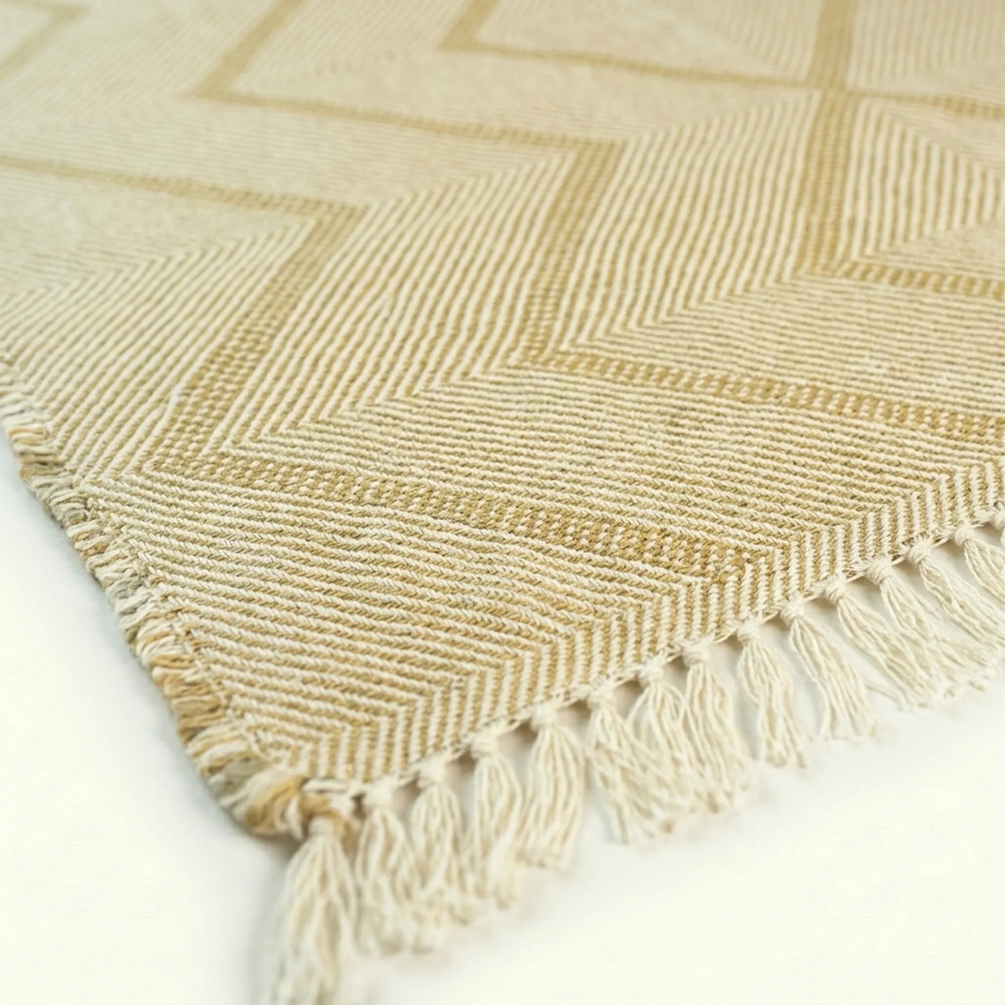 Ivory and beige Zanafi kilim rug Aniraf with geometric maze, flat-weave texture detail