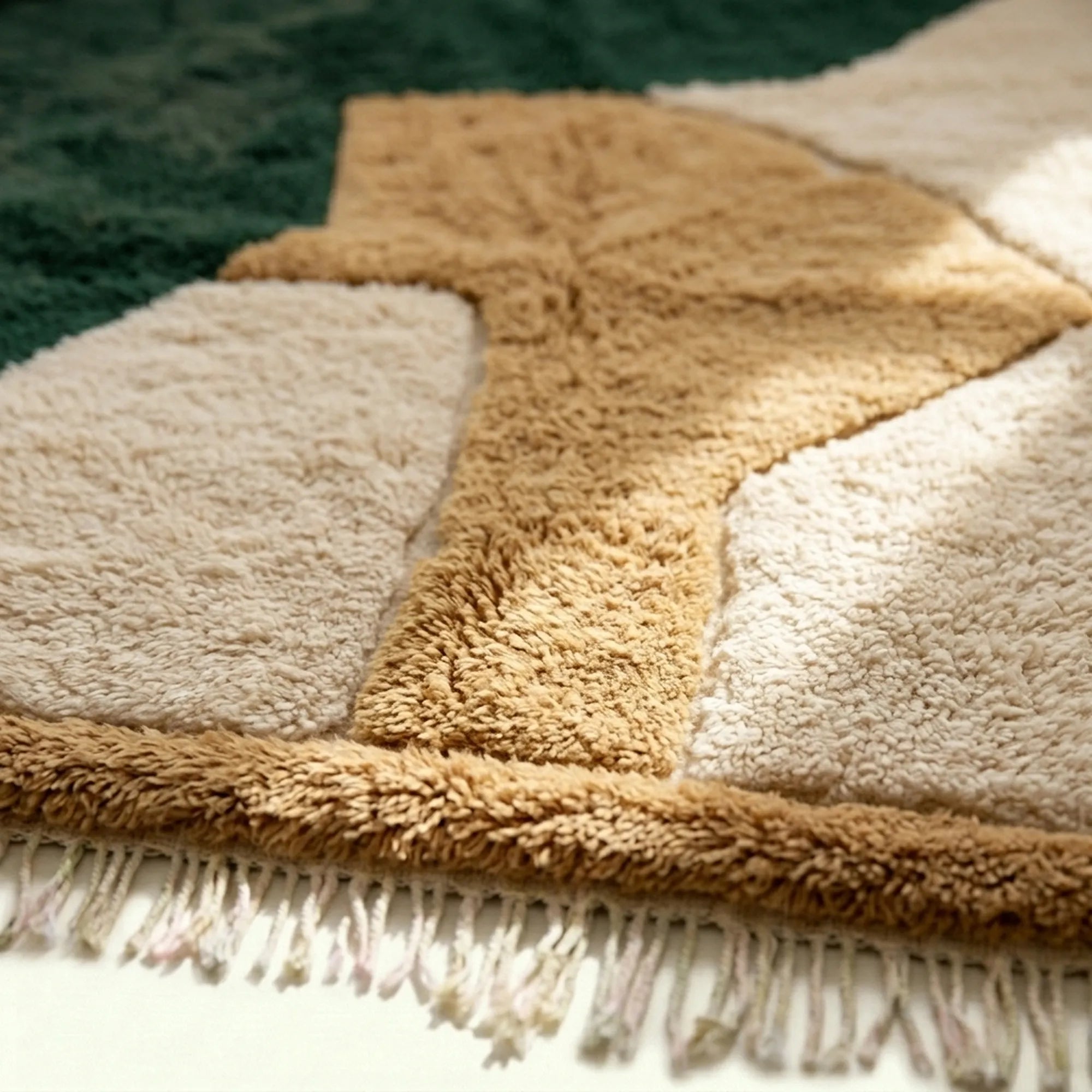 Emerald & Mustard Mrirt rug Tazdur, organic forms raised pile detail