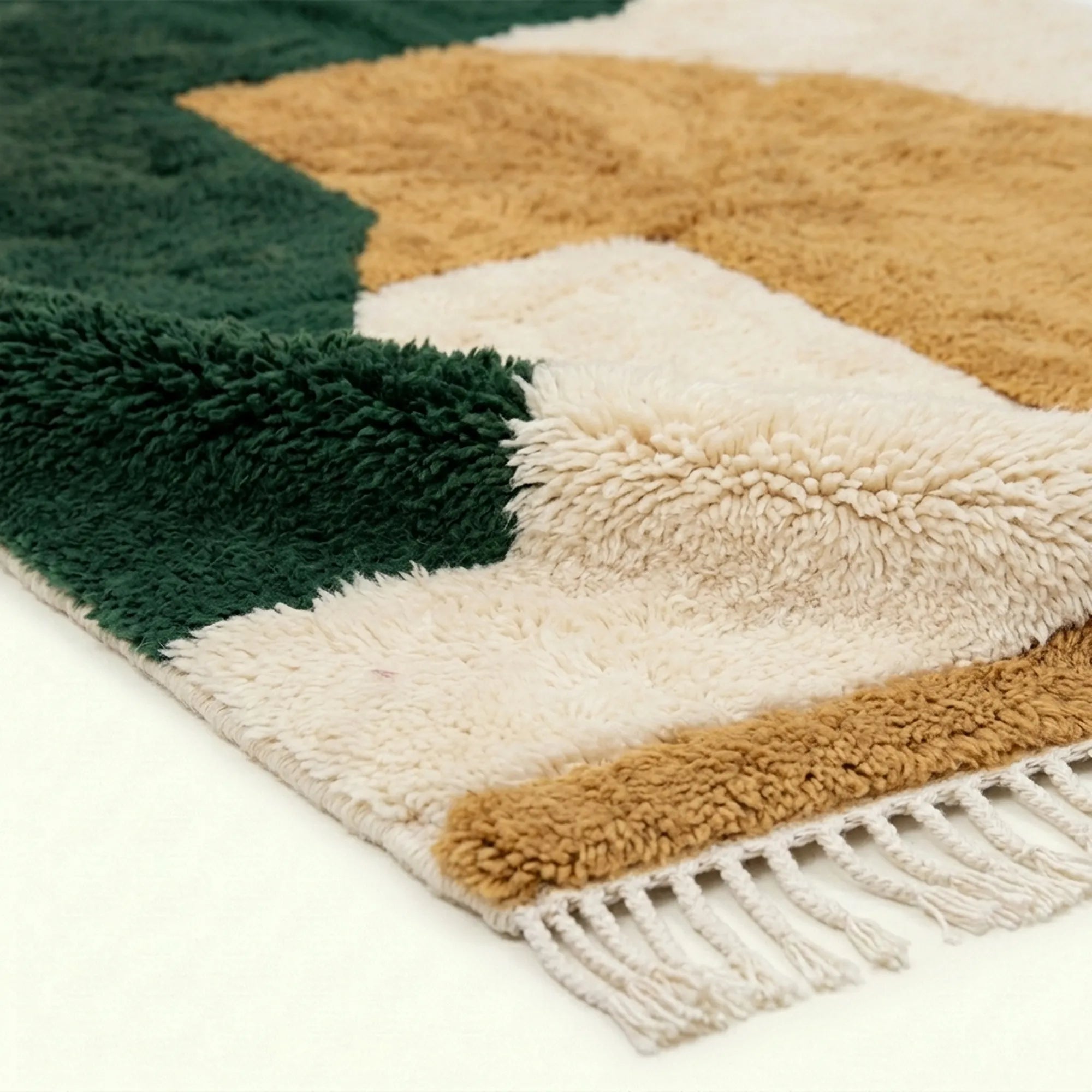Emerald & Mustard Mrirt rug Tazdur, organic forms edge detail