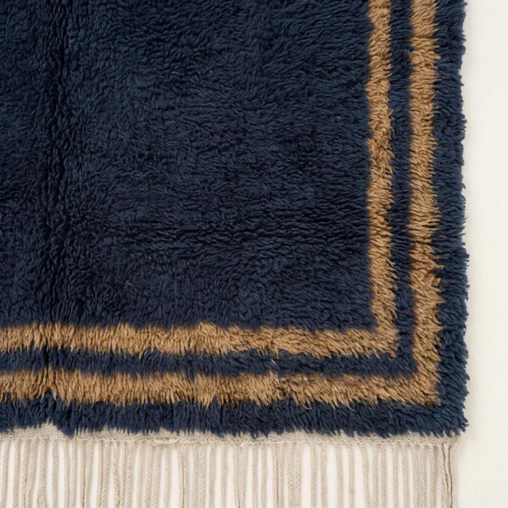 End view showing the double border design of the Isli Beni Ourain rug.