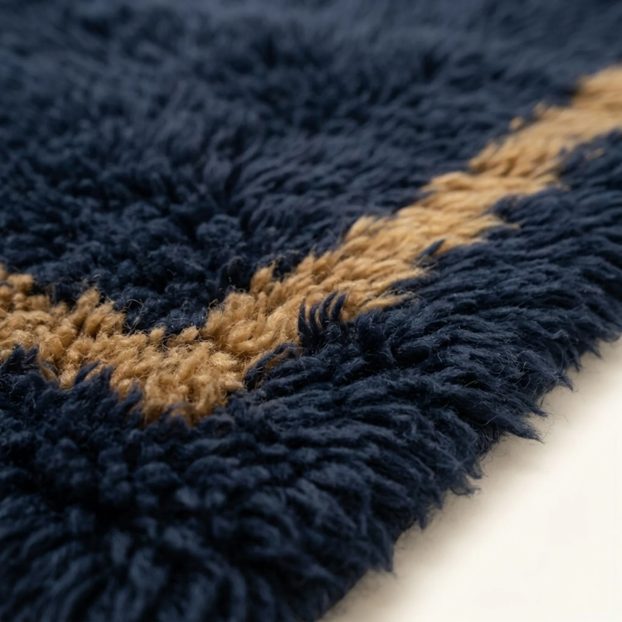 Dense natural Atlas wool pile and border close-up of the Isli Beni Ourain rug.