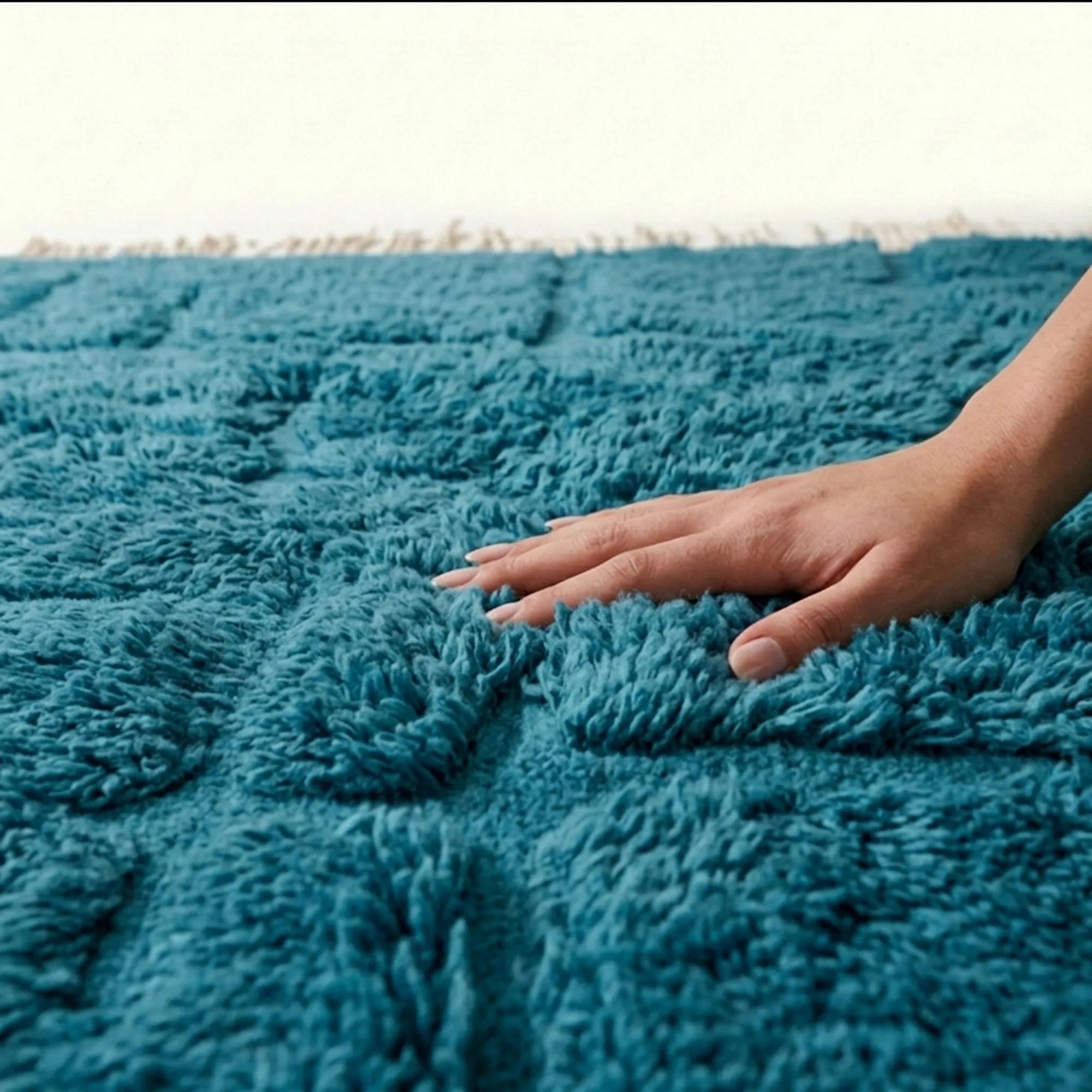 Ocean blue Mrirt rug Amussu hand-knotted wool detail