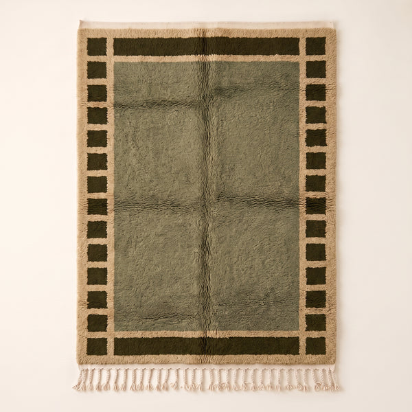Tapis Mrirt Olive et Ivoire – Cadre à bordure en damier – Tamda