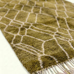 Olive and ivory Mrirt rug Tifrat edge and wool texture detail