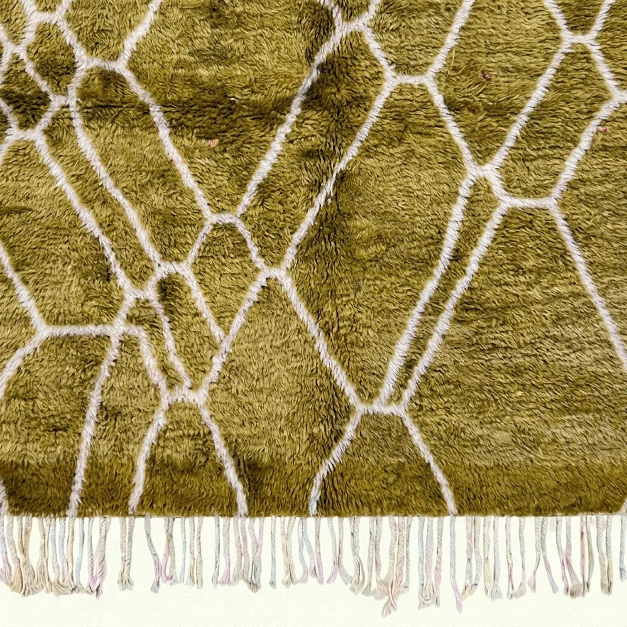 Olive and ivory Mrirt rug Tifrat fringe and pile detail