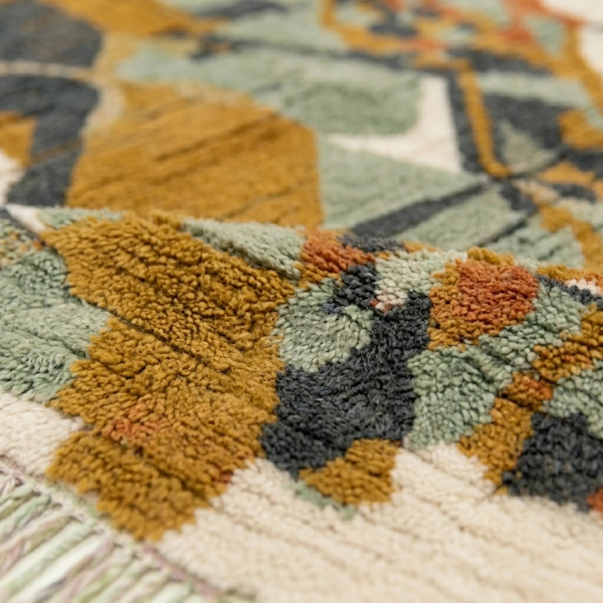 Mustard & Sage Mrirt rug Azirem, abstract collage raised pile detail