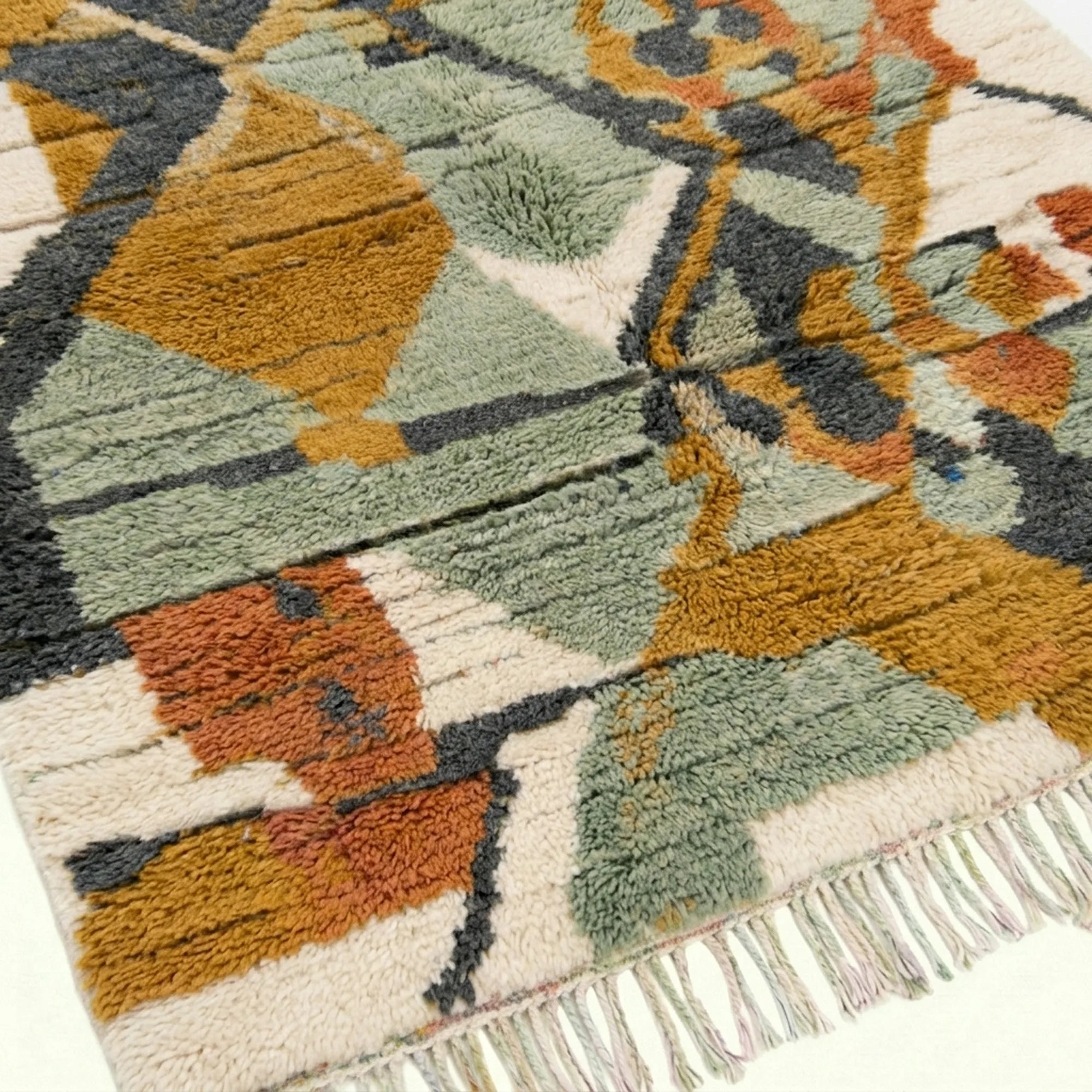 Mustard & Sage Mrirt rug Azirem, abstract collage edge detail