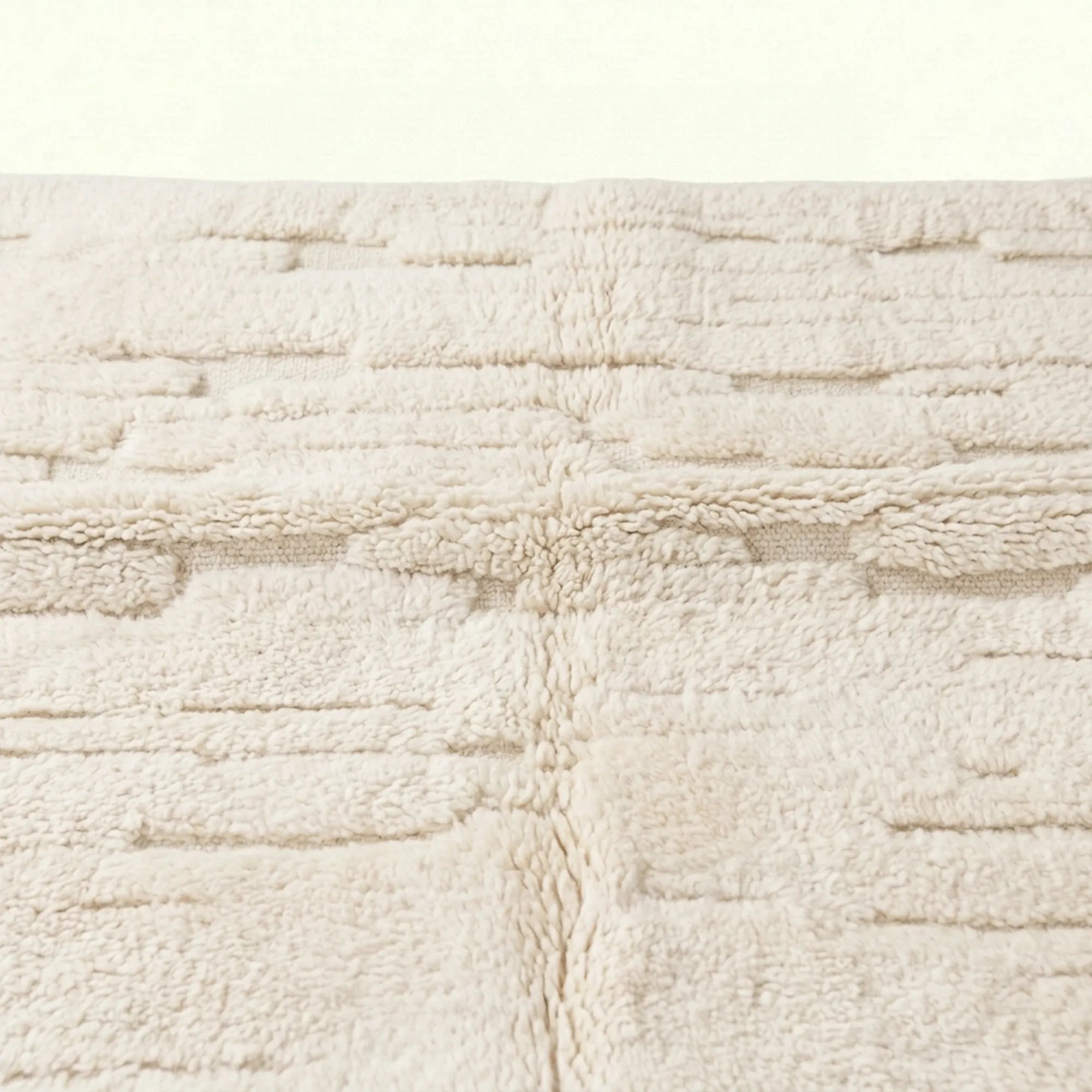 Ivory Mrirt rug Amsiren, subtle linear texture pattern detail