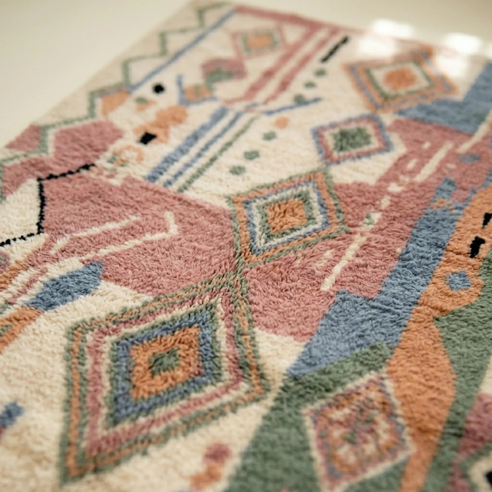 Rose Azilal rug Aylin with teal diamond geometry, wool texture detail