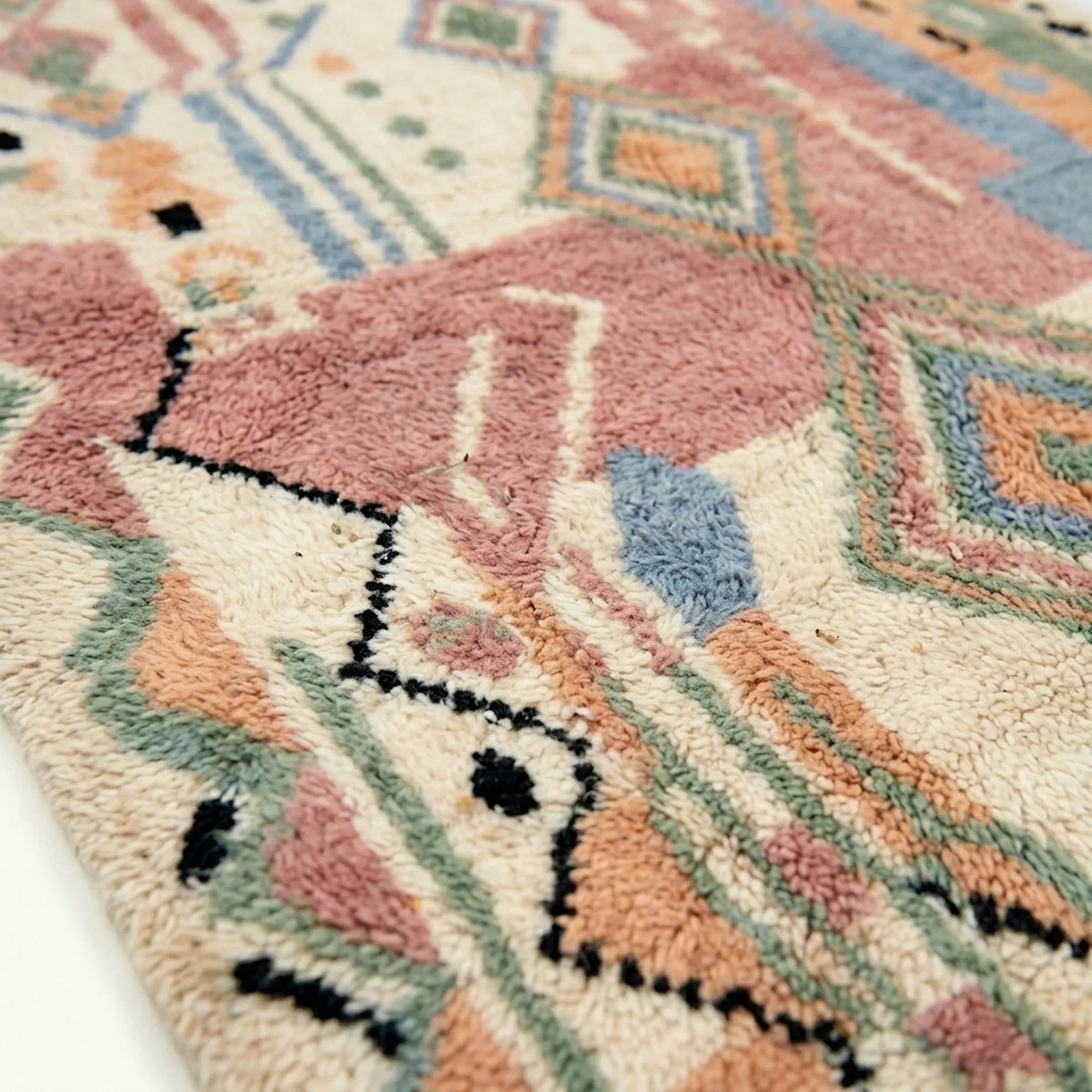 Rose Azilal rug Aylin with teal diamond geometry, border detail
