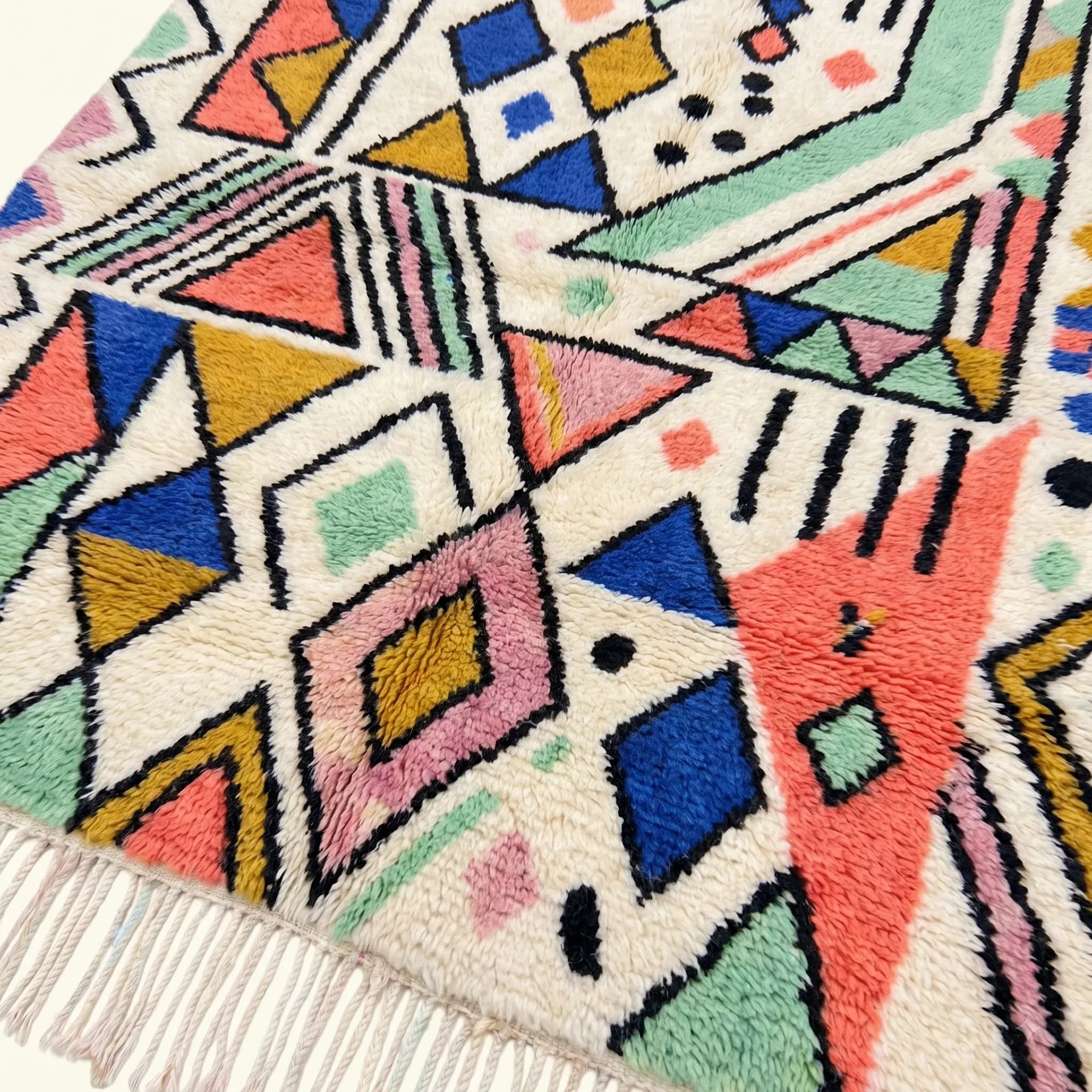 Craftsmanship and border detail of the ivory coral Tayri Azilal rug