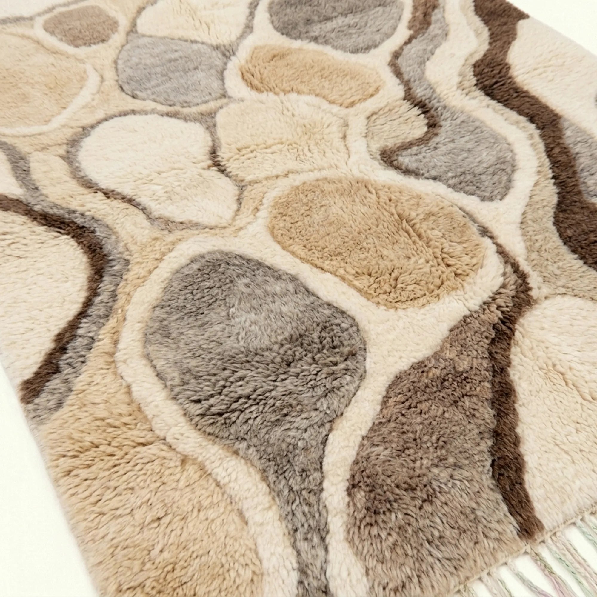 Ivory & Taupe Mrirt rug Taznirt, pebble mosaic raised pile detail
