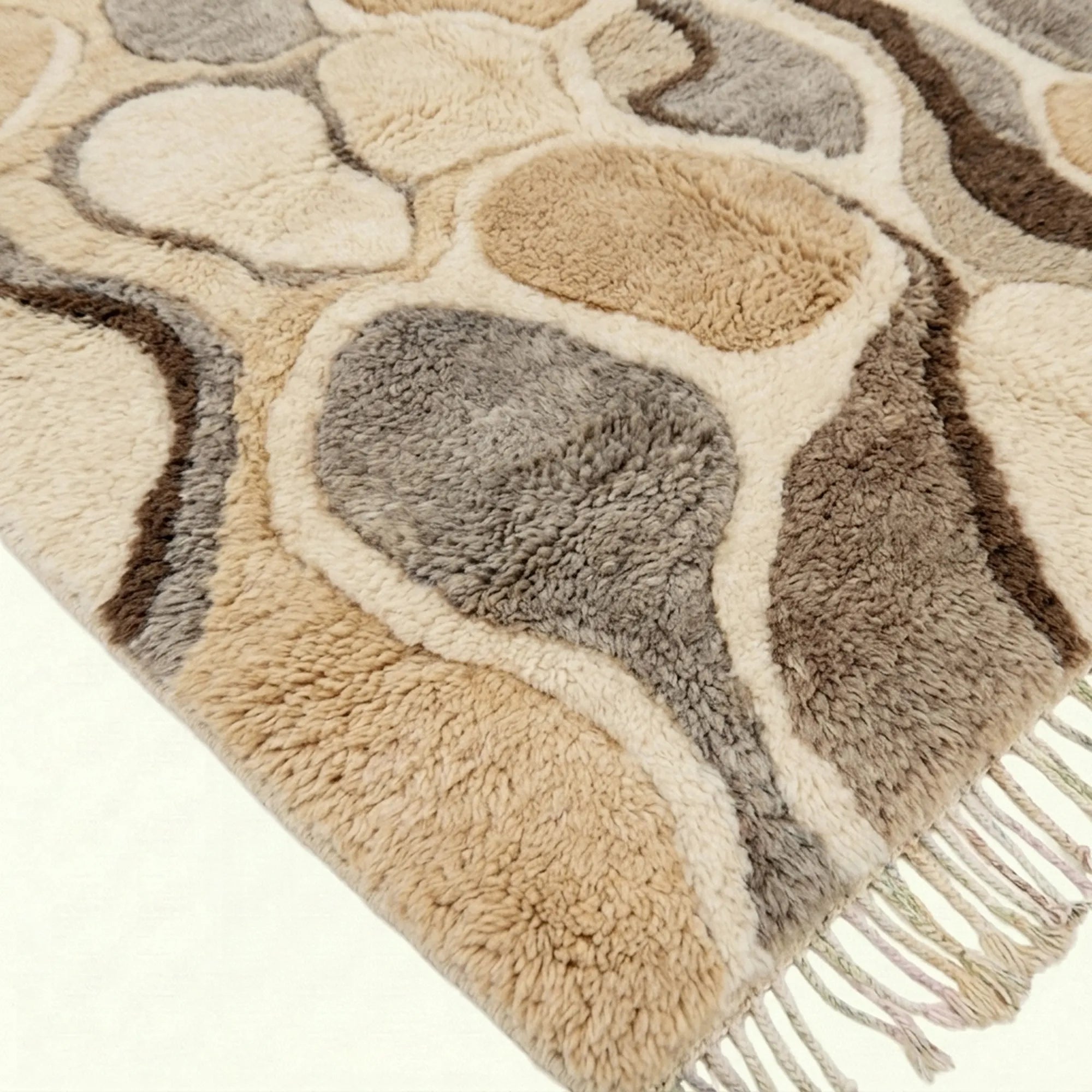 Ivory & Taupe Mrirt rug Taznirt, pebble mosaic edge detail