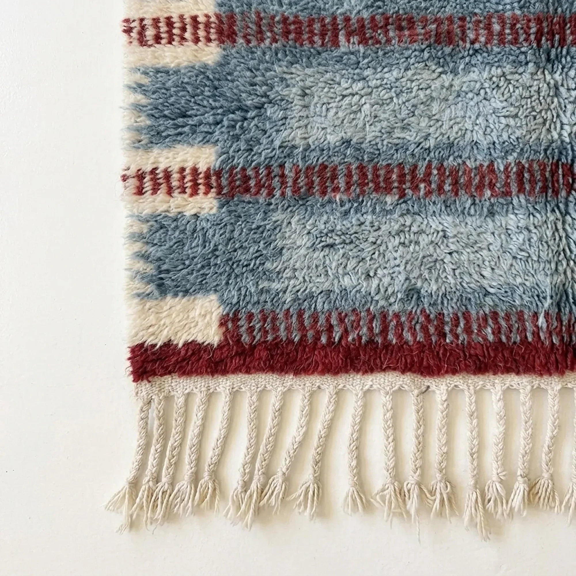 Close-up of the natural Atlas wool texture on the Izen rug.
