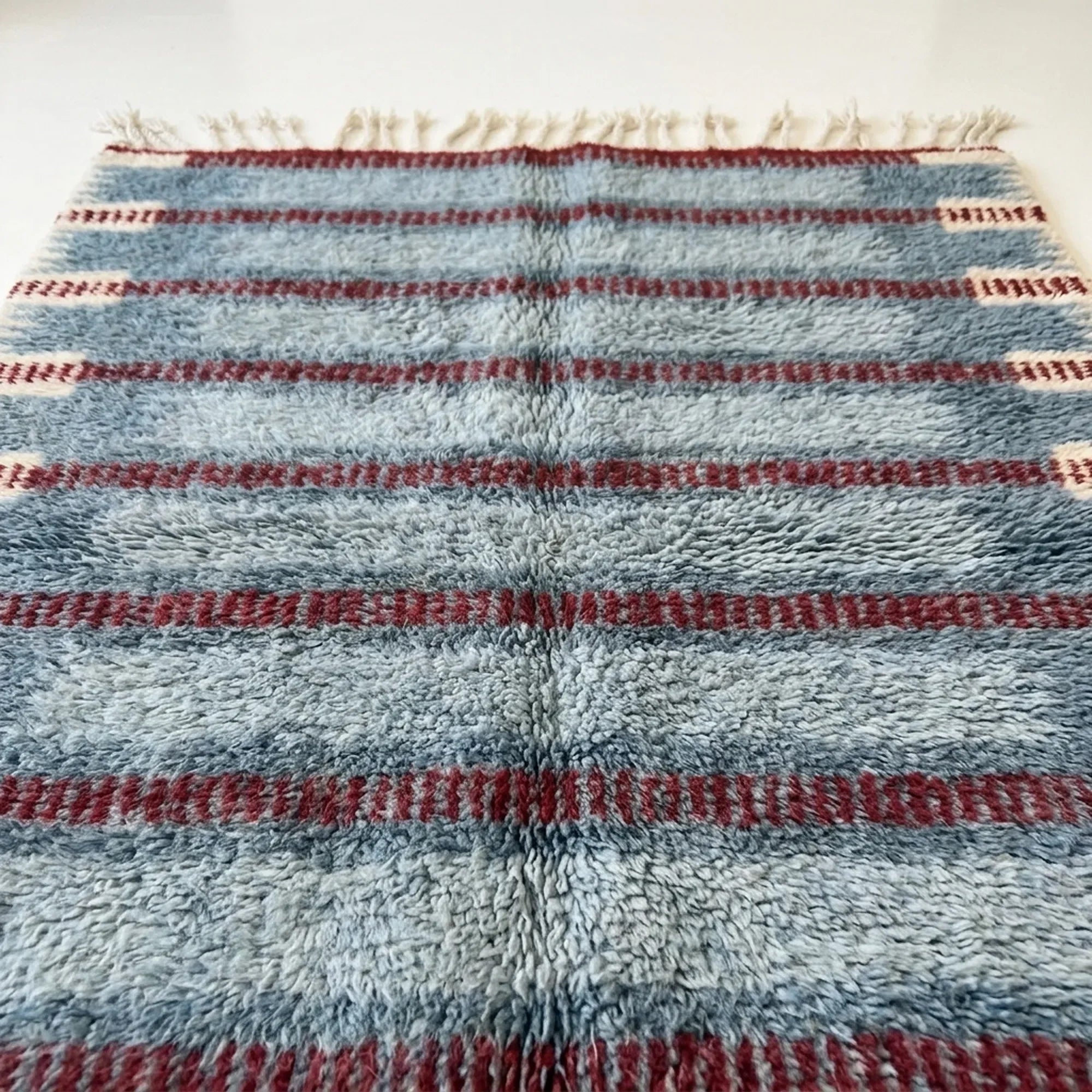 Fringe and edge detail of the Izen hand-knotted rug.