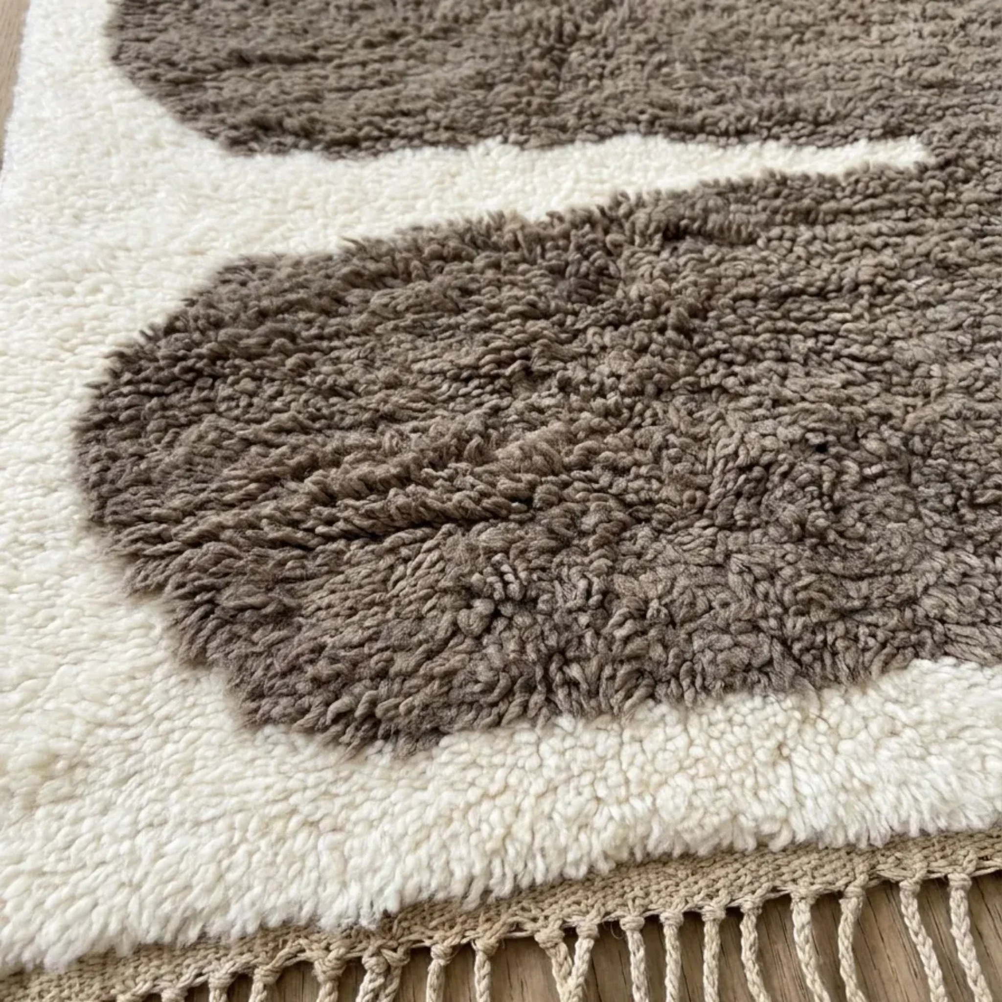 Tamda taupe Beni Ourain rug pattern close-up