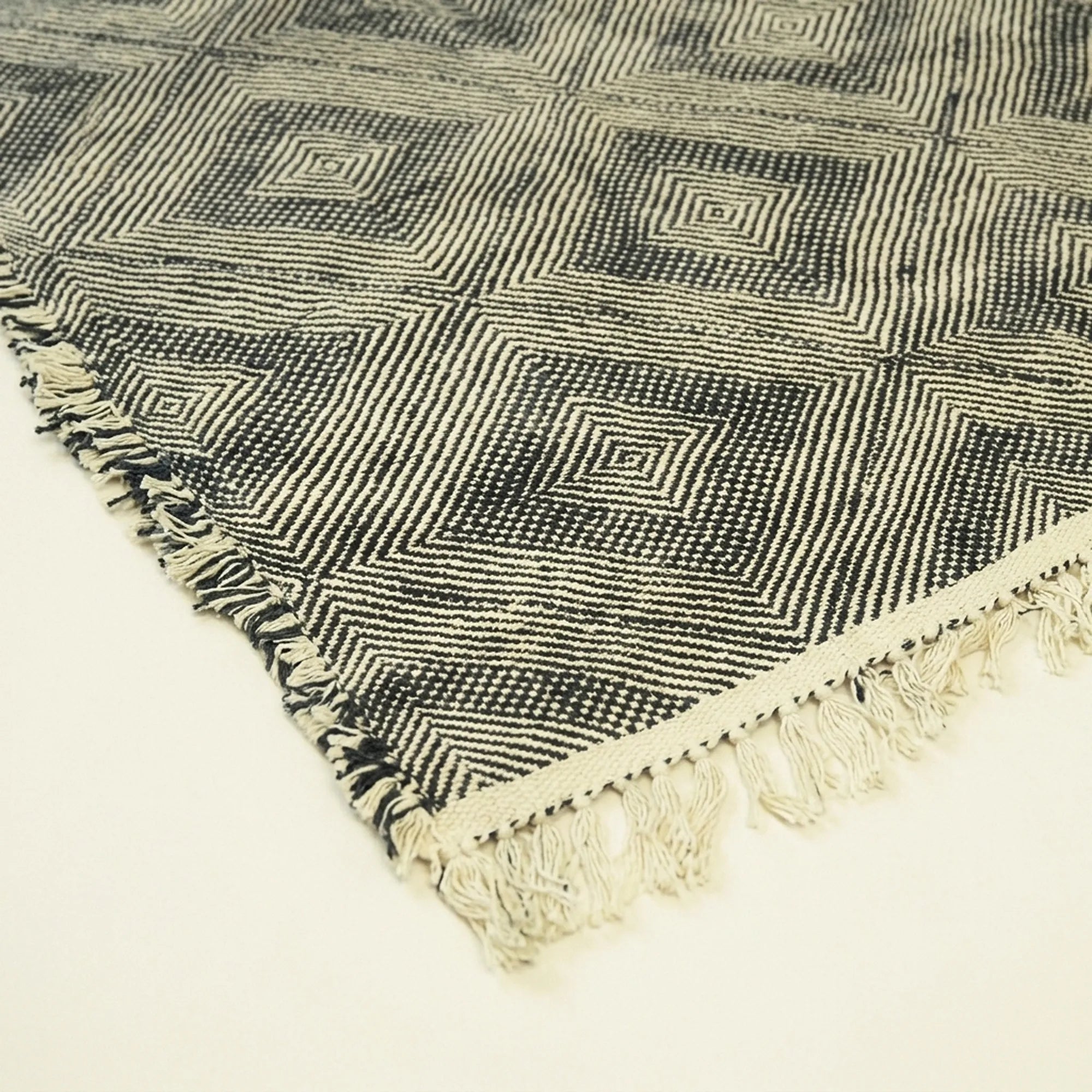 Gray Zanafi Kilim rug Tamdakht with mosaic diamond pattern, weave and border detail