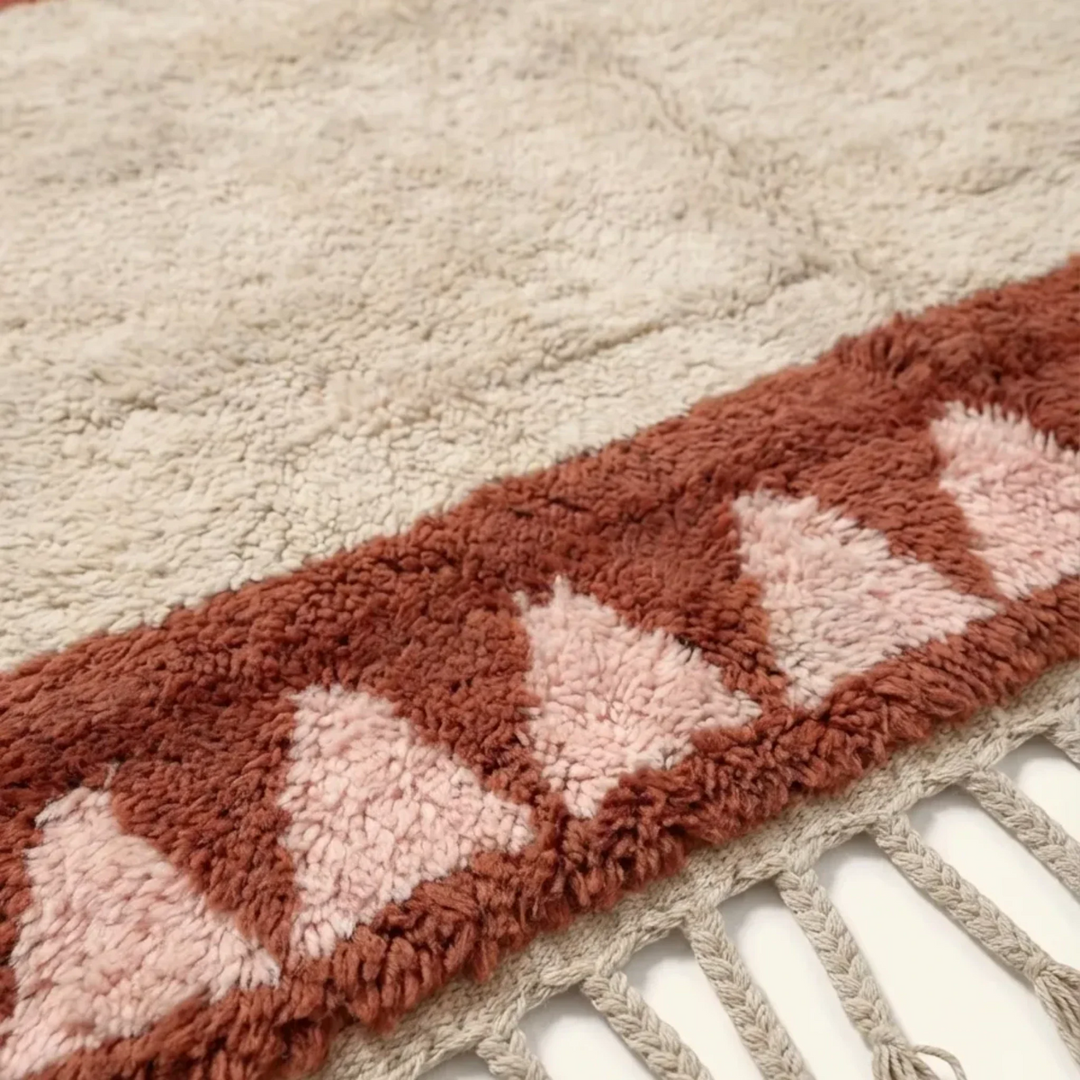 Tanirt blush Beni Ourain rug triangle border and fringe detail