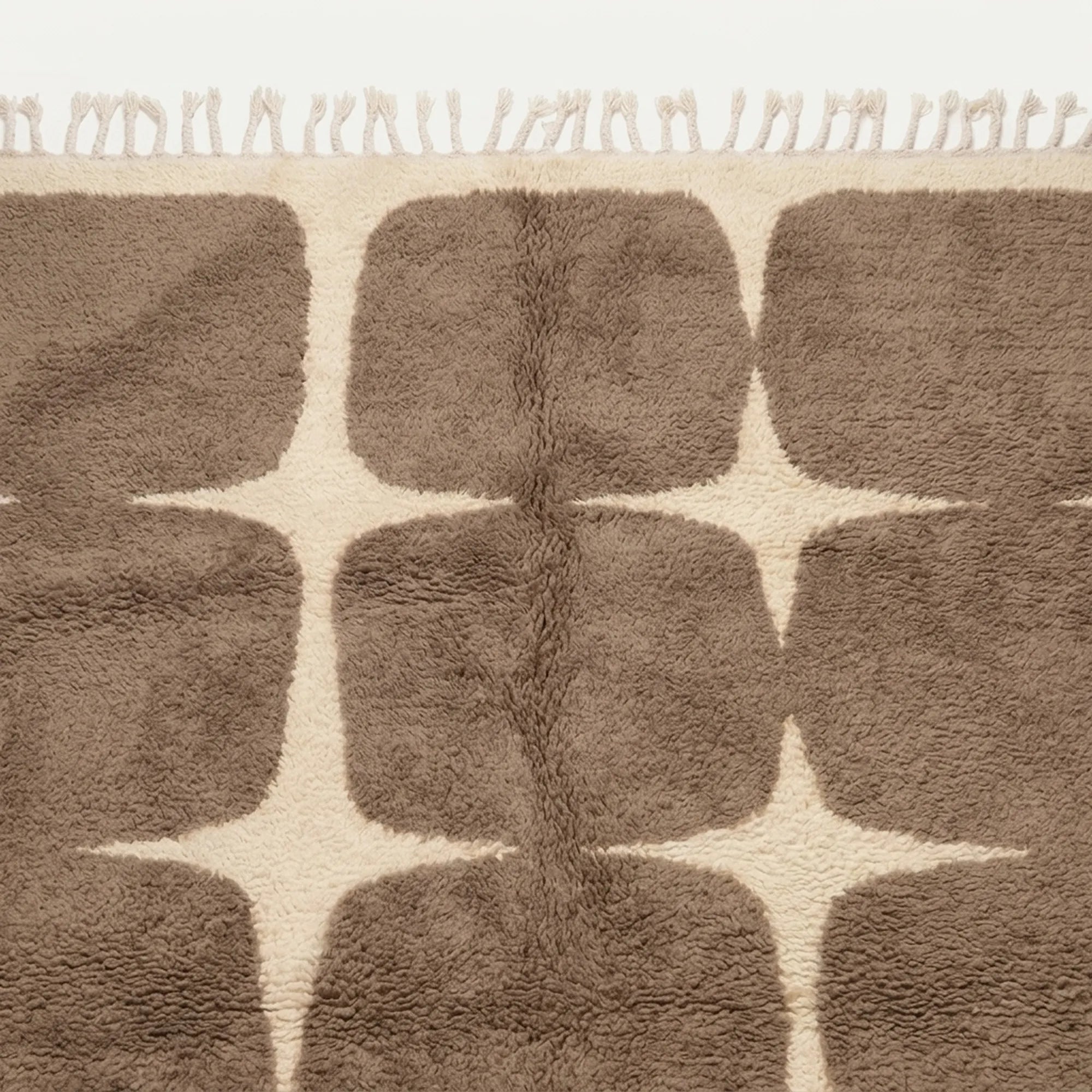 Fringe and edge detail of the Asif taupe and ivory hand-knotted rug.