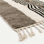 Close-up of the central stripe pattern on the Imal rug.