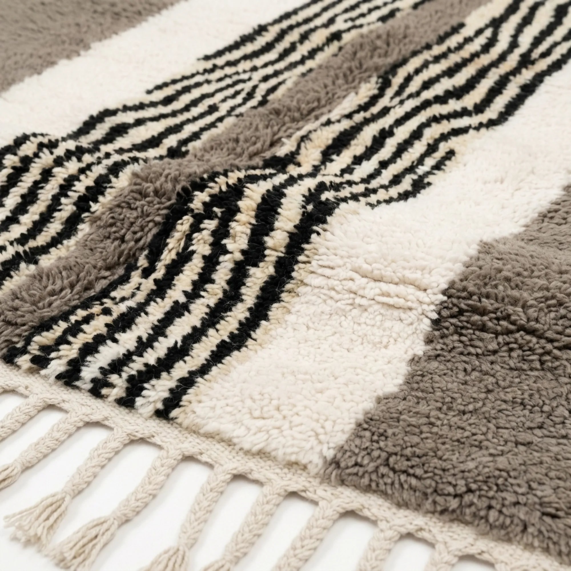 Close-up of the natural Atlas wool texture on the Imal rug.