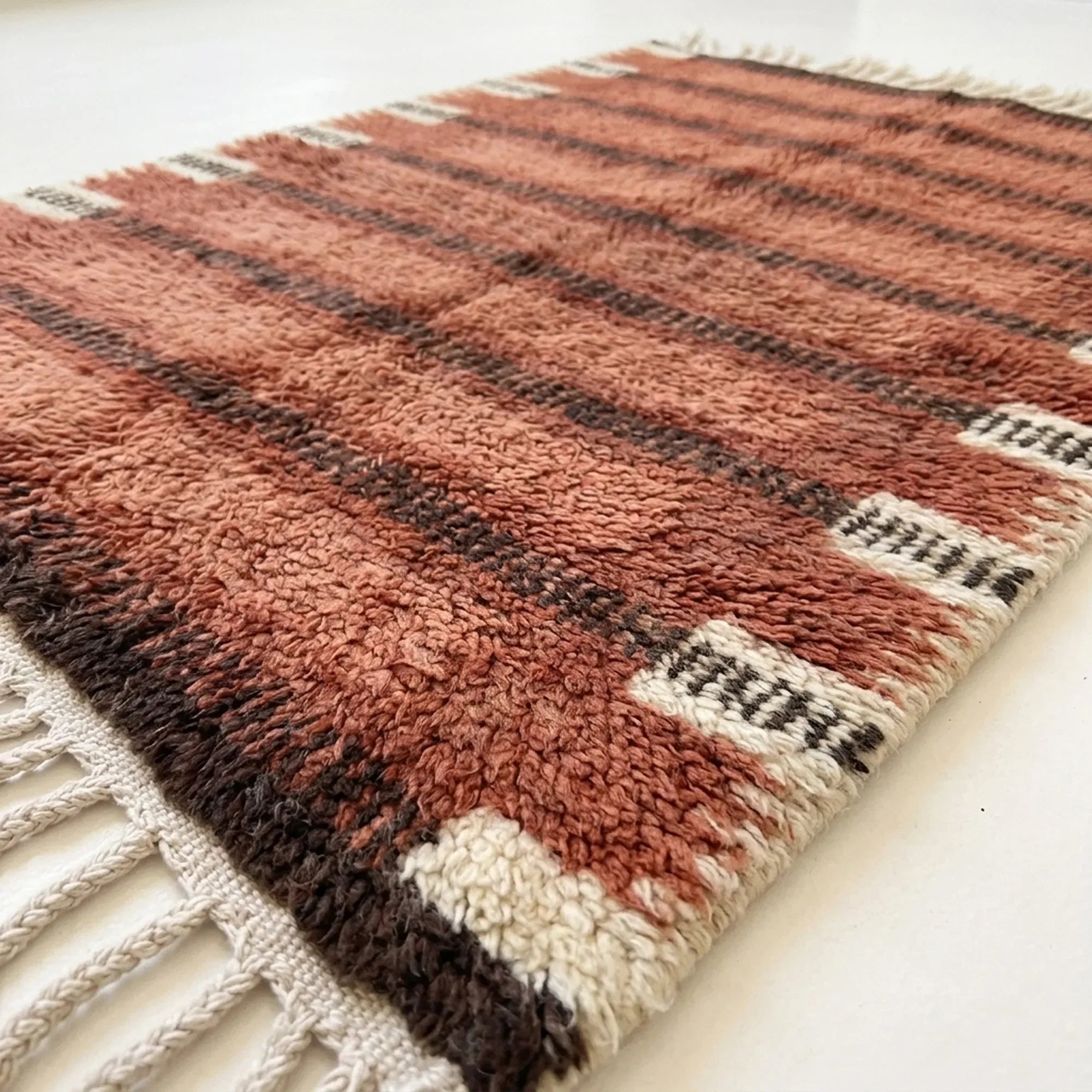 Border detail of the Tiziri horizontal band rug.