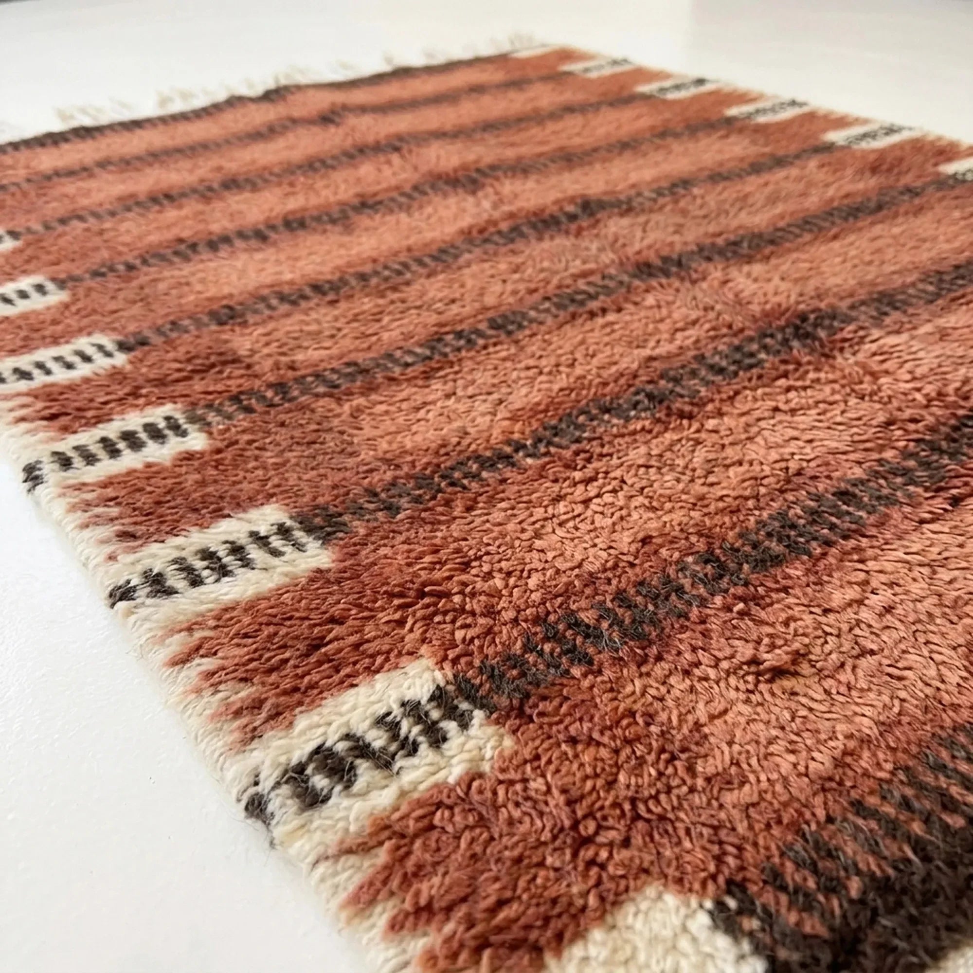 Fringe and edge detail of the Tiziri hand-knotted rug.