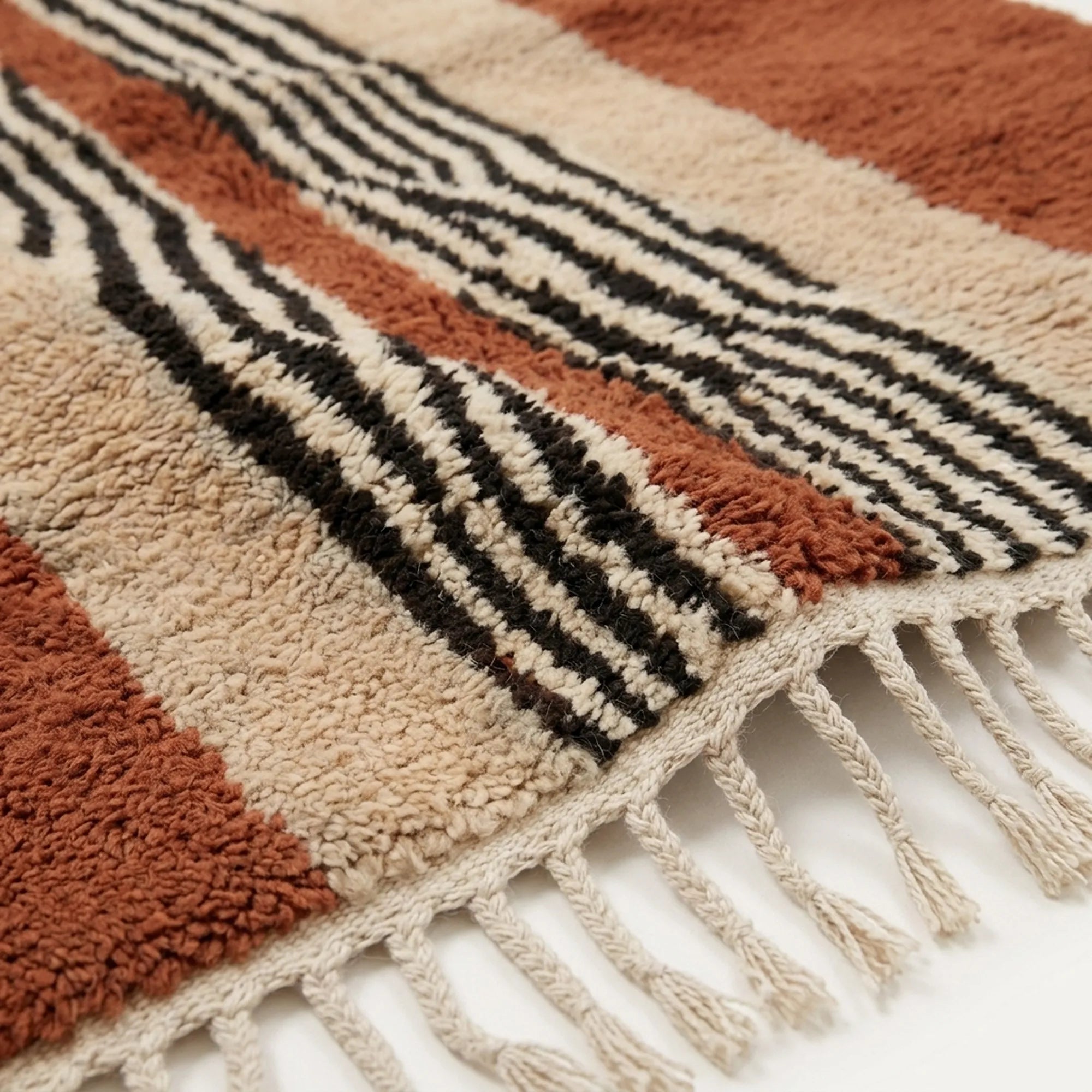 Fringe and edge detail of the Azar hand-knotted rug.